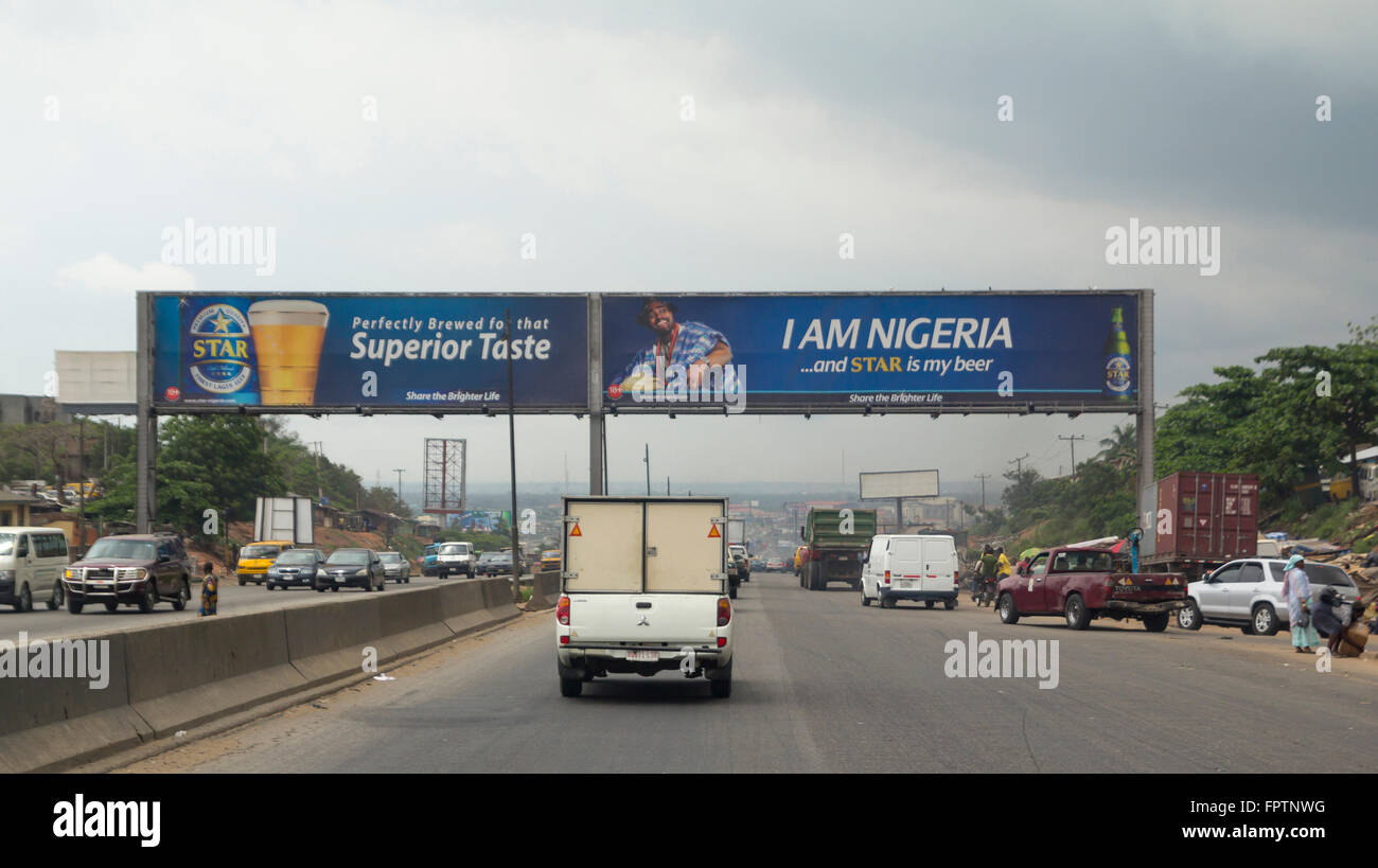 LAGOS, NIGERIA - 11 Maggio 2012: inceppamento di traffico in un nigeriano autostrada, vicino a Lagos, la più grande città della Nigeria Foto Stock