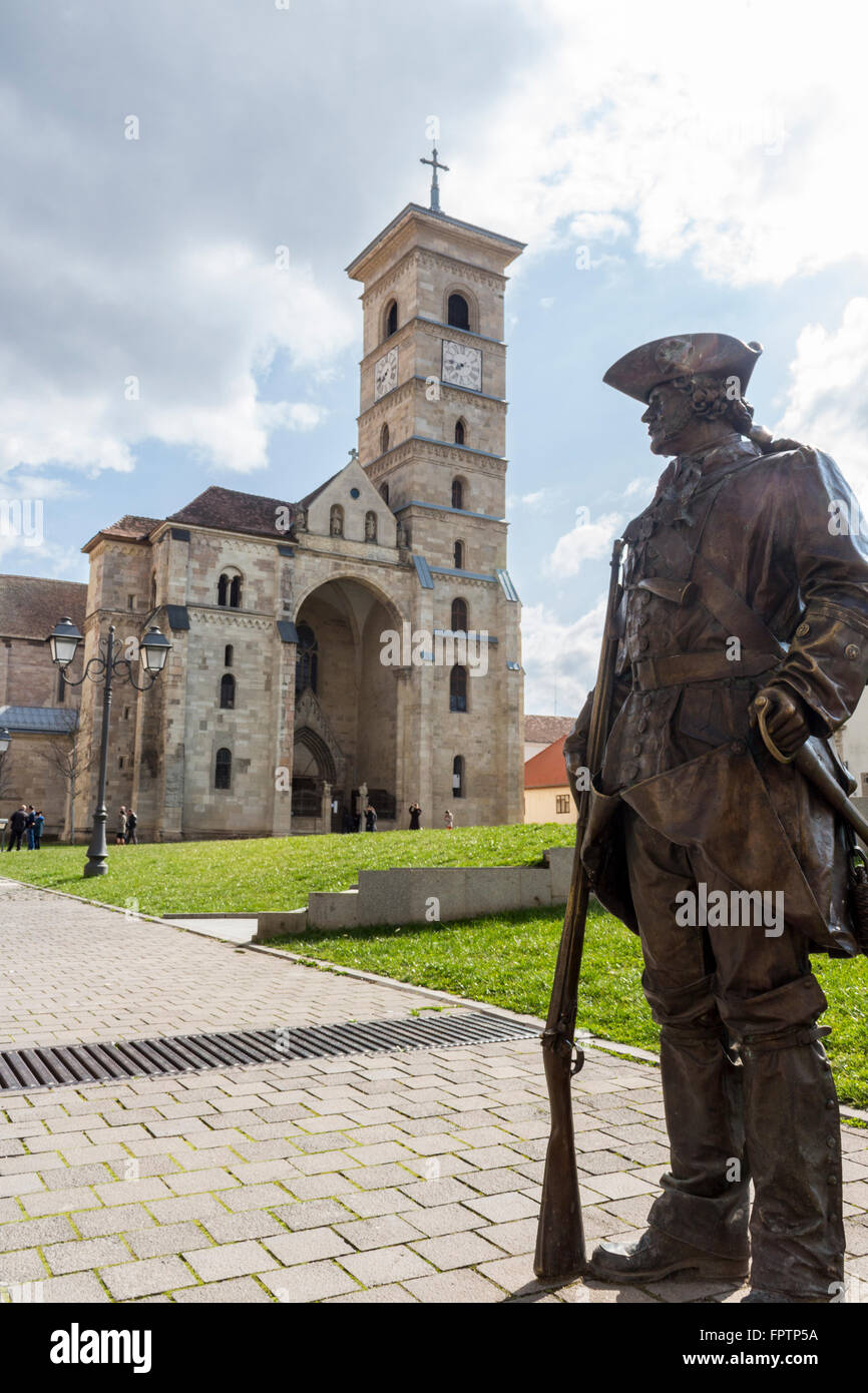 Alba Iulia, Romania - 13 Marzo 2016: statua in bronzo guart presso San Micahel's Cathedral di Alba Iulia, Romania Foto Stock