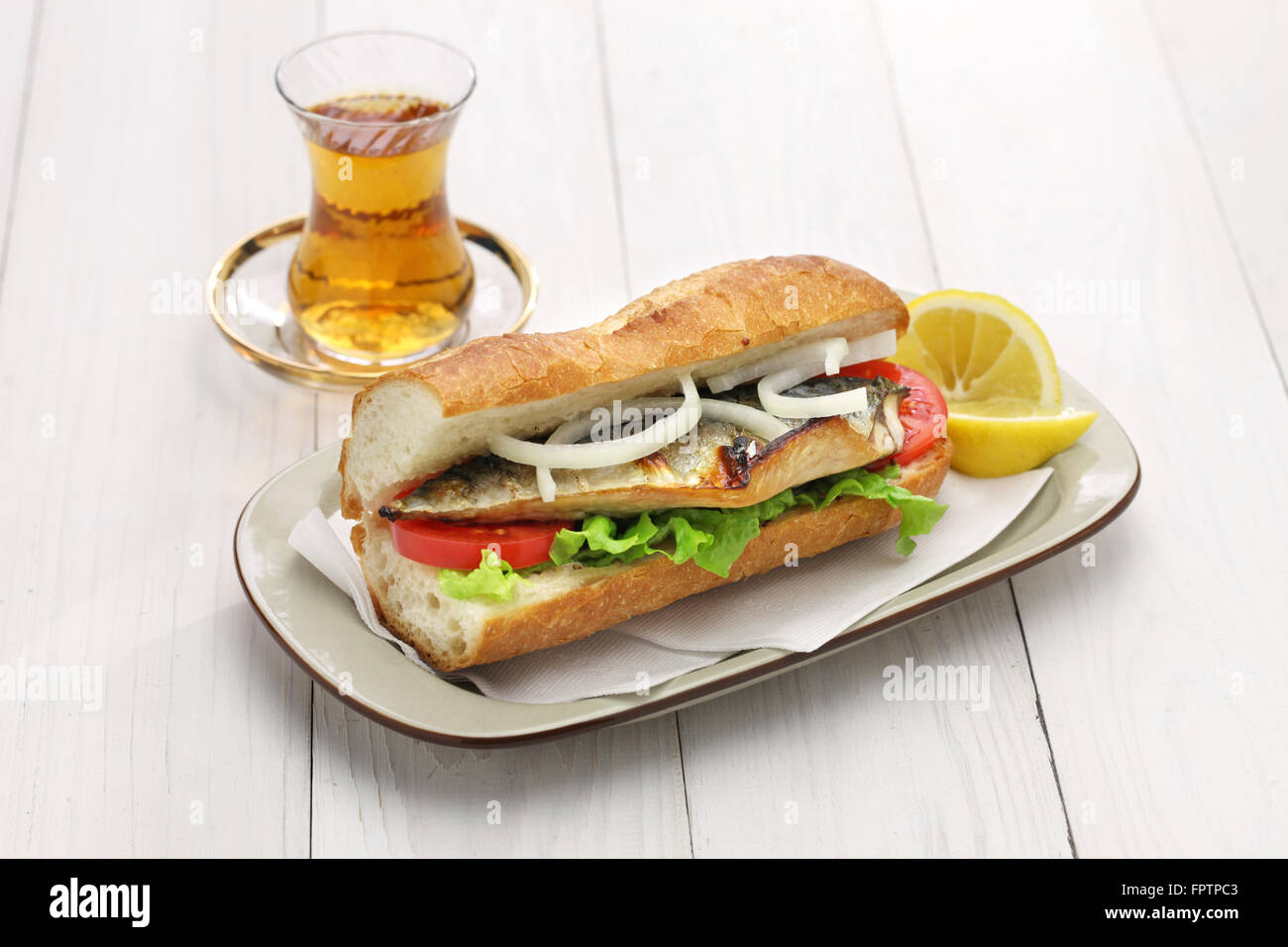 Sgombri sandwich di pesce e un bicchiere di tè,cibo turco Foto Stock