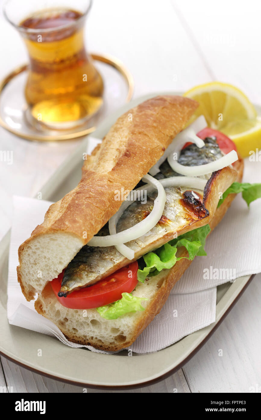 Sgombri sandwich di pesce e un bicchiere di tè,cibo turco Foto Stock