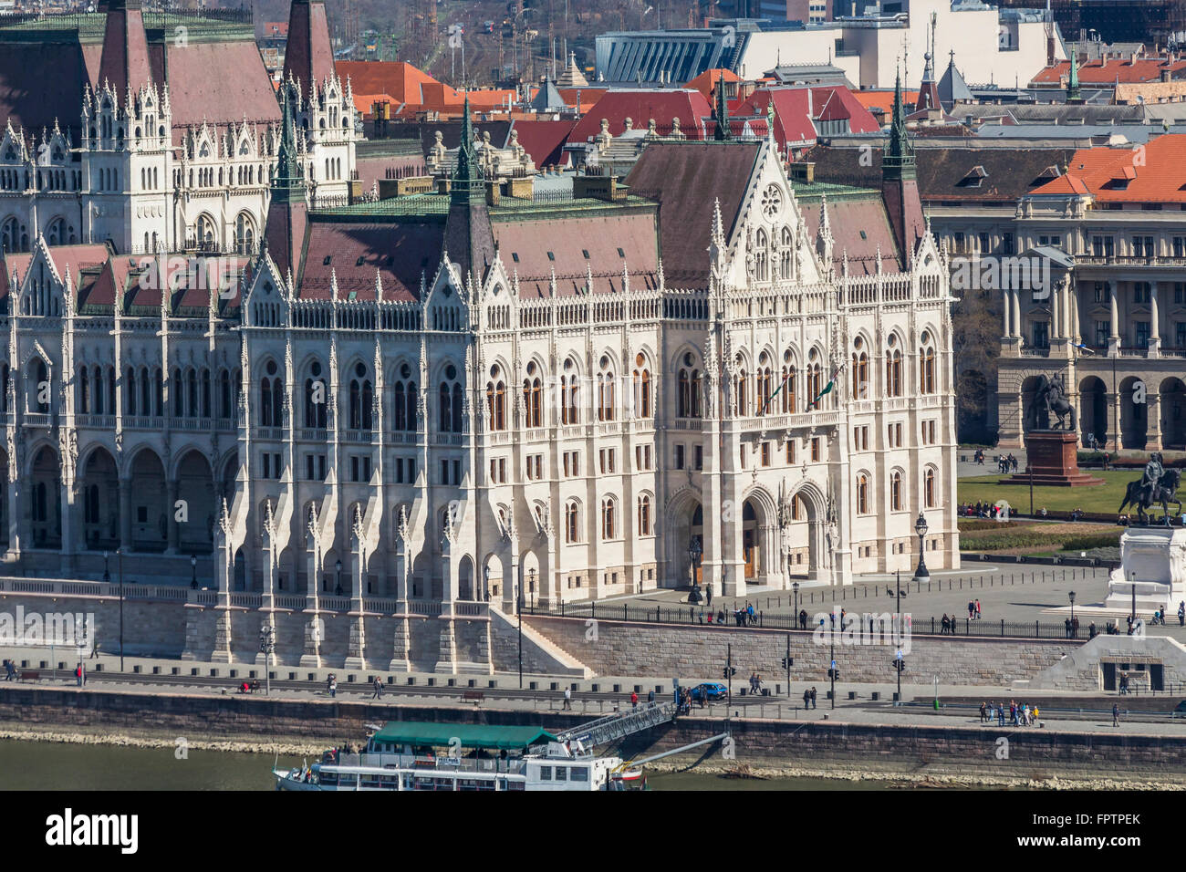 Budapest, Ungheria - 14 Marzo 2016: i turisti di fronte al parlamento ungherese edificio a Budapest, Ungheria Foto Stock