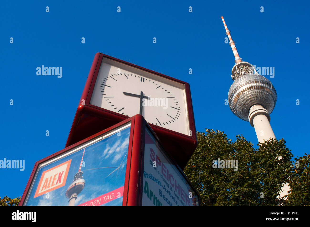 La torre della televisione e Orologio mondiale presso la Alexanderplatz di Berlino. Ognuno dovrebbe ricordare che a Berlino la Fernsehturm (TV Tow Foto Stock