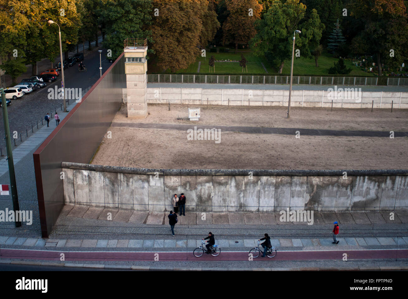 Il muro di Berlino a Bernauerstrasse. Il Memoriale del Muro di Berlino in Bernauerstraße. Il Memoriale del Muro di Berlino è il centro di un memo Foto Stock