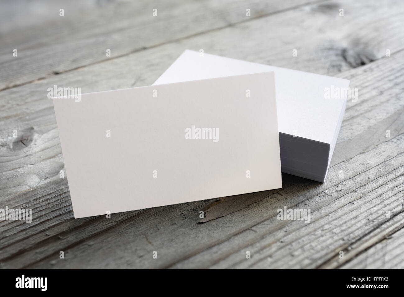 Business cards blank mockup su sfondo di legno Foto Stock