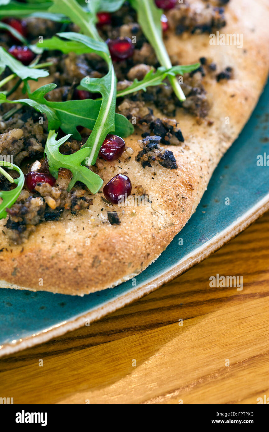 Messa a fuoco selettiva immagine di un flatbread su una piastra Foto Stock