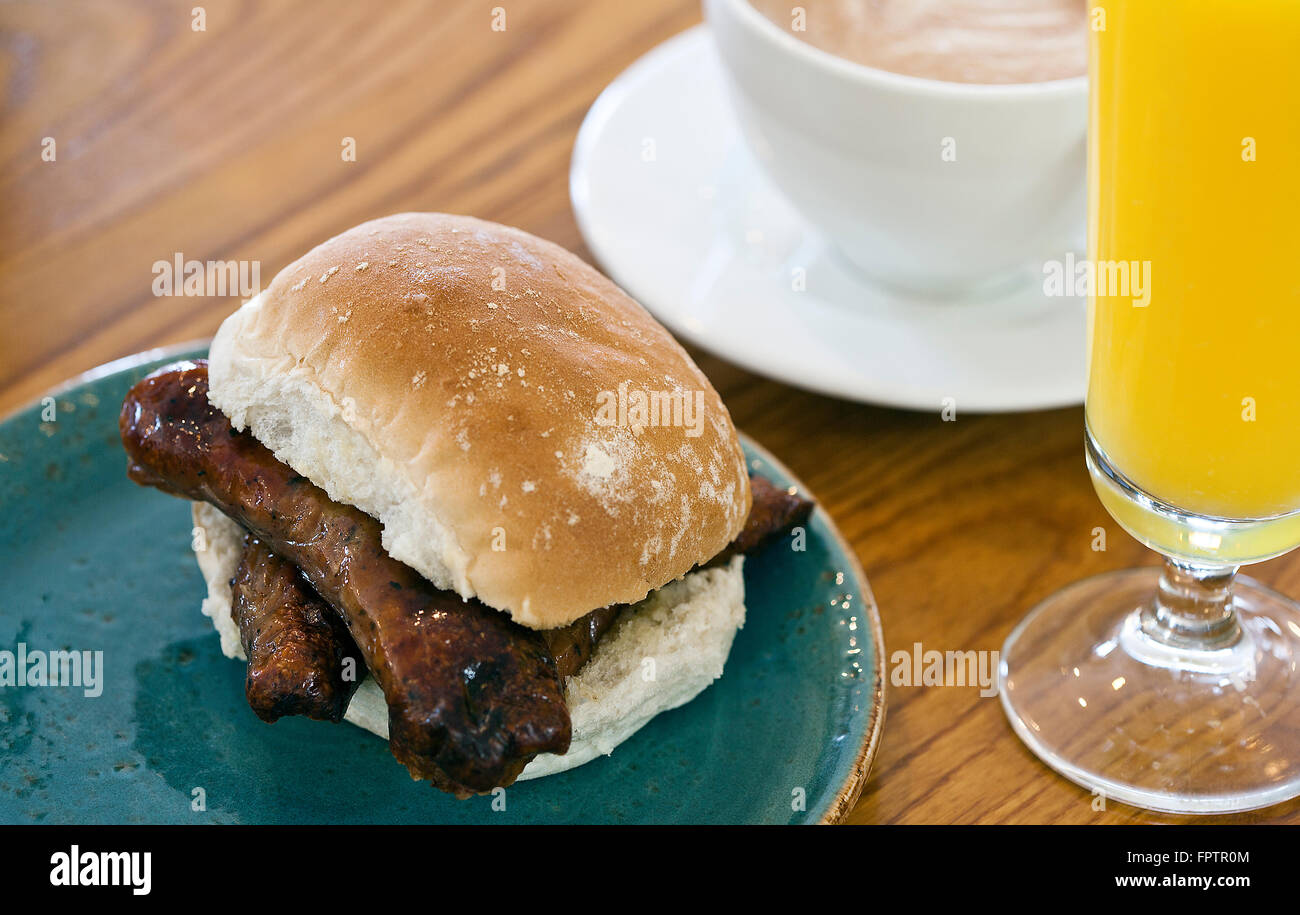 Chiudere il fuoco selettivo immagine del pane e salsicce con caffè e succo d'arancia Foto Stock