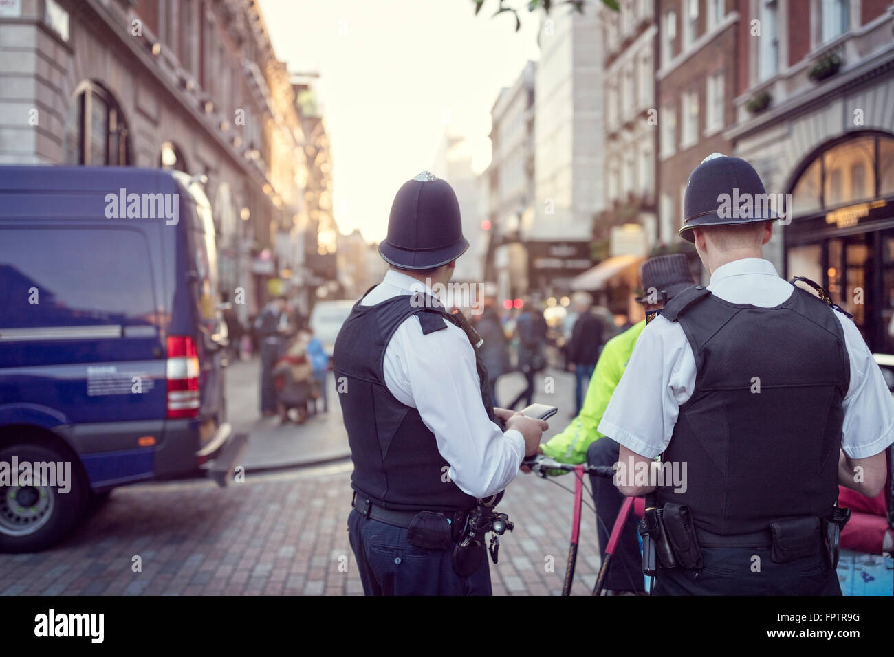 Polizia britannica degli ufficiali di polizia caschi le vie di londra Foto Stock