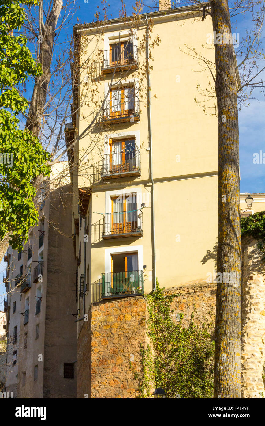 Tipiche le strade e gli edifici della famosa città di Cuenca, Spagna Foto Stock