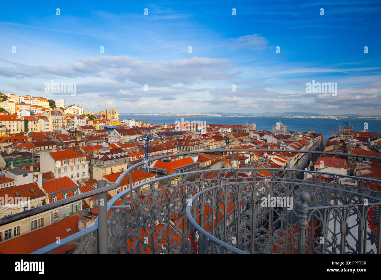 Vista dalla cima della Santa Justa Elevator sulla città di Lisbona.,Portogallo Foto Stock