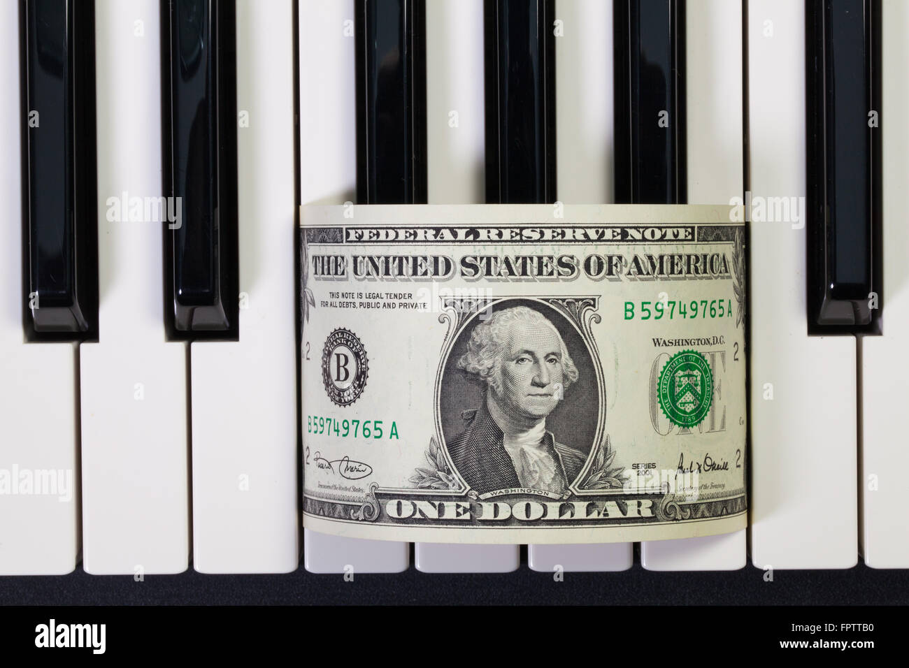 Dettaglio del pianoforte e tastiera US dollar banconota Foto Stock