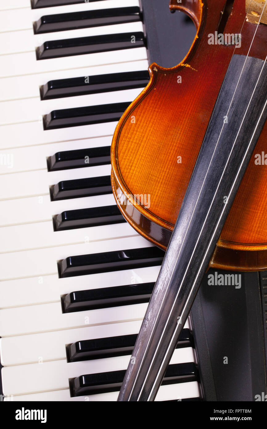 Dettaglio della tastiera di pianoforte e violino antico Foto Stock