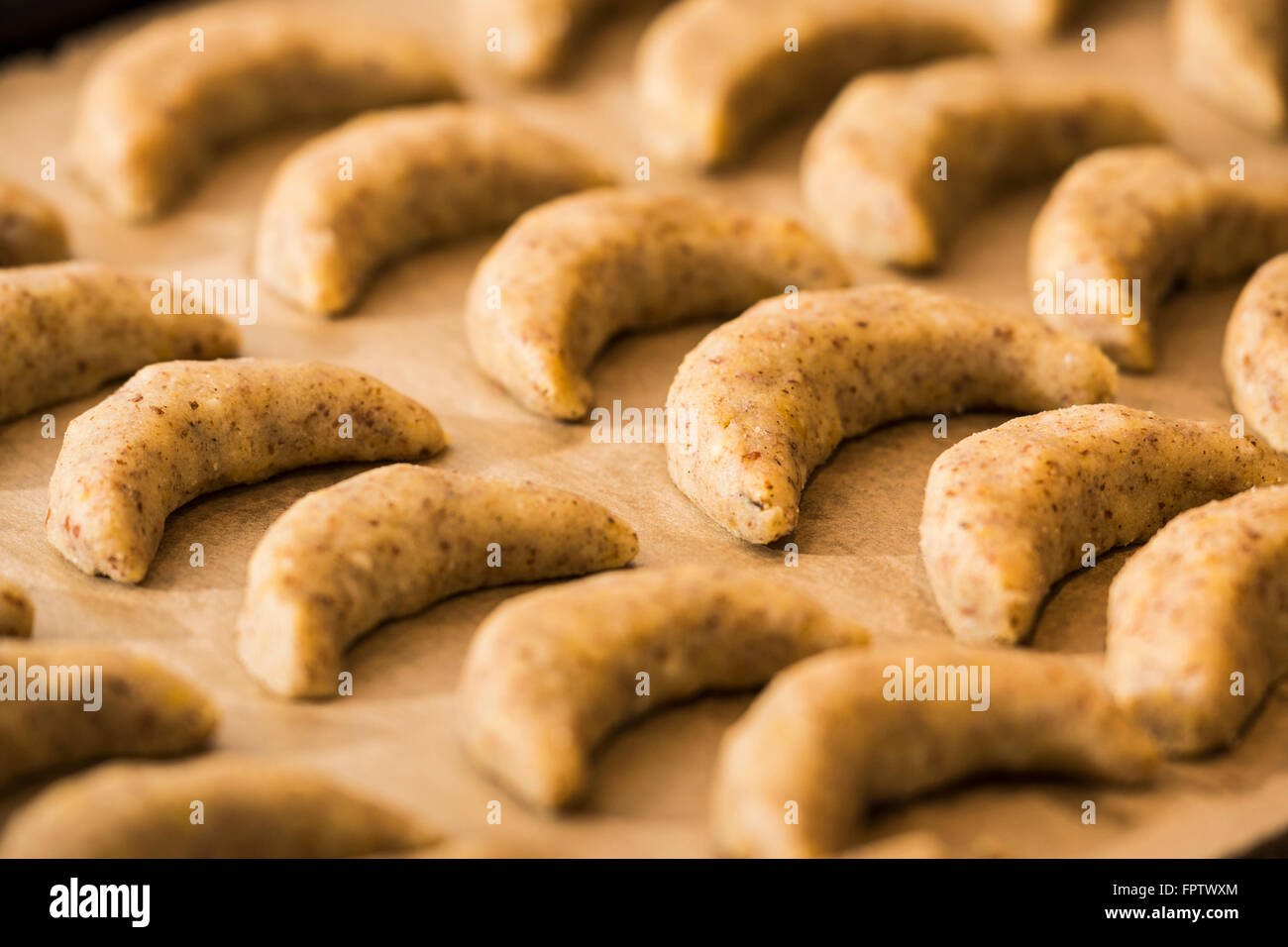 Close-up di vaniglia semiperni in teglia da forno per la cottura, Monaco di Baviera, Germania Foto Stock