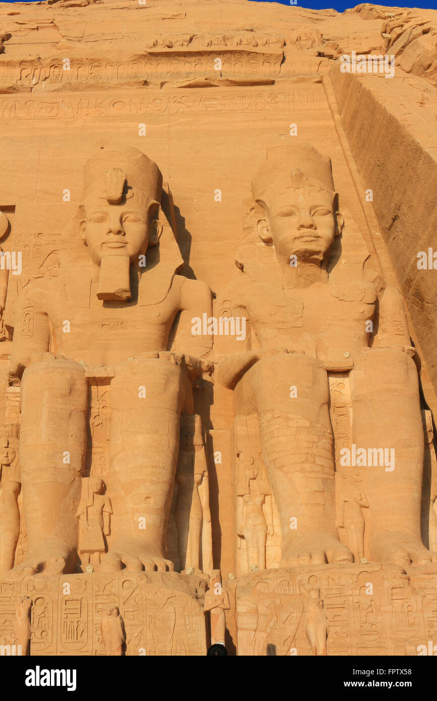 Colossali statue del re Ramses II presso il Sun tempio di Abu Simbel in Egitto Foto Stock