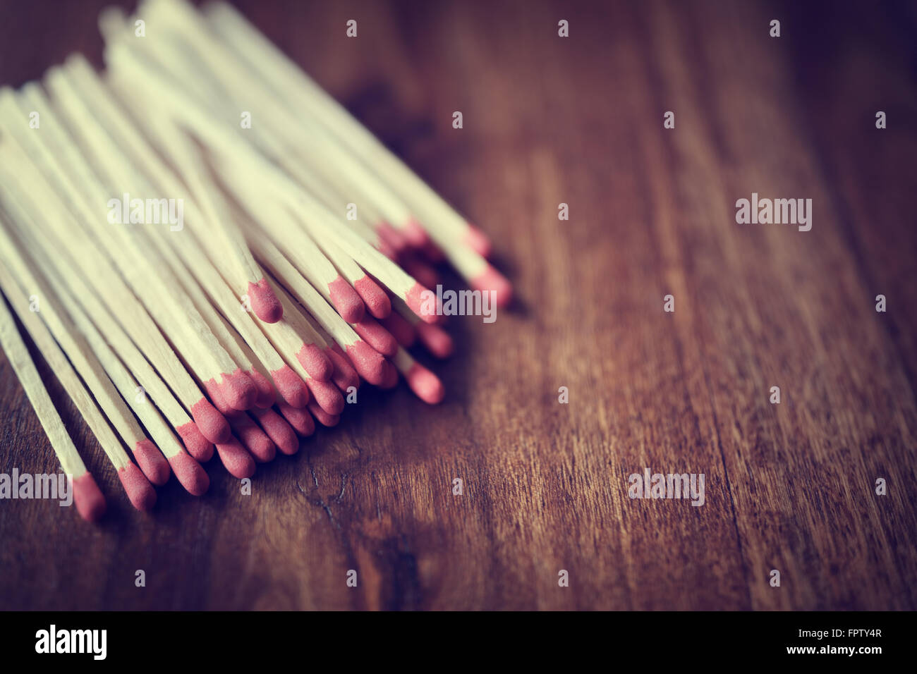 Rosso sfondo matchstick su legno con spazio di copia Foto Stock