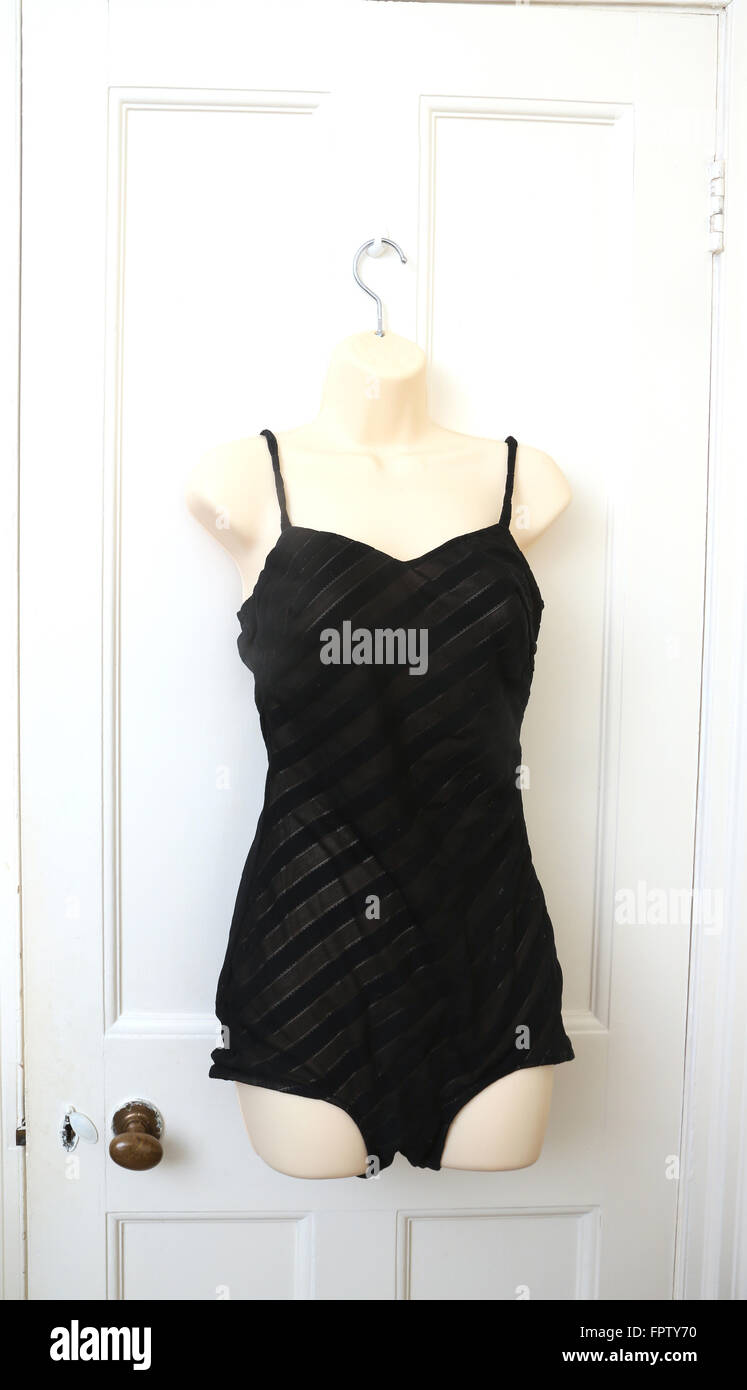 Vintage anni cinquanta Black costume da bagno appeso sulla porta Foto Stock