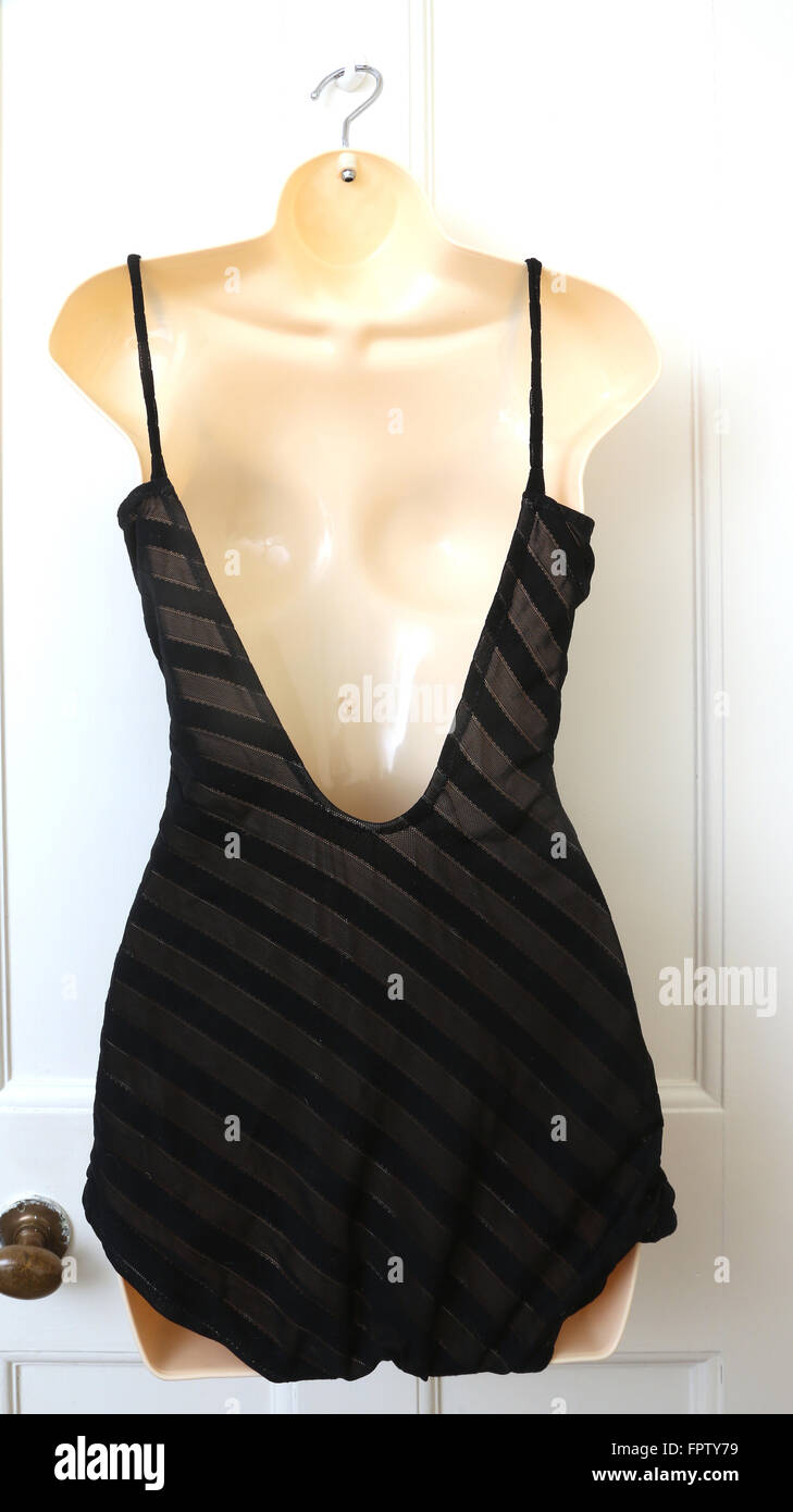 Vintage anni cinquanta Black costume da bagno appeso sulla porta Foto Stock