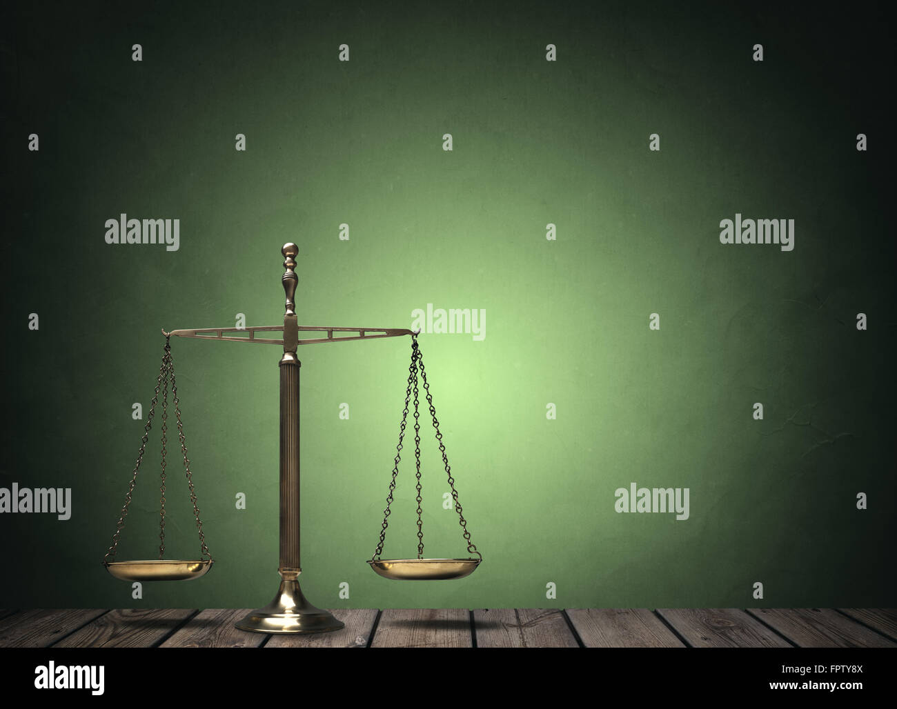 Scale di legge sulla scrivania in legno per il concetto di giustizia e di uguaglianza Foto Stock