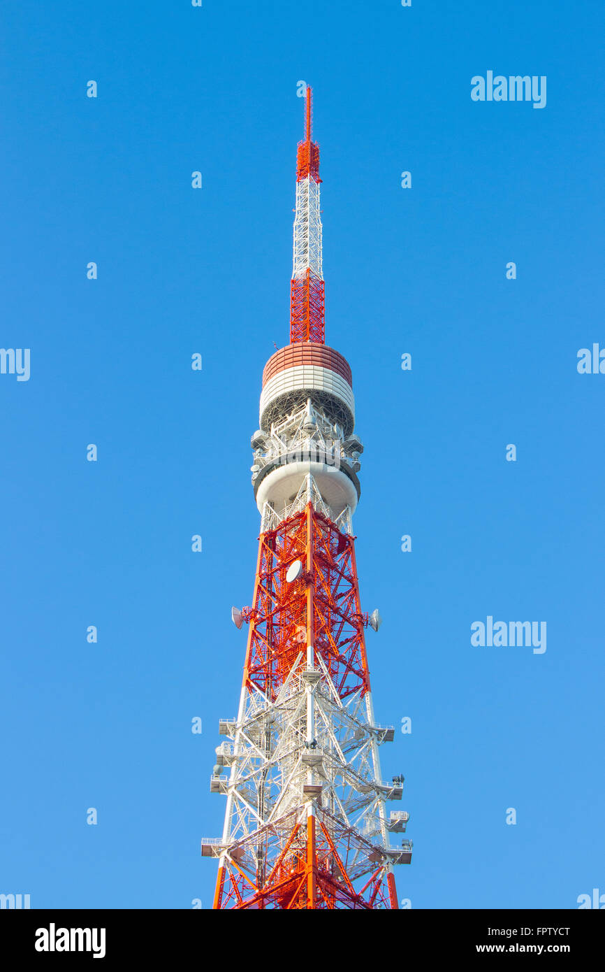 La torre di Tokyo con un luminoso giorno di sole Foto Stock