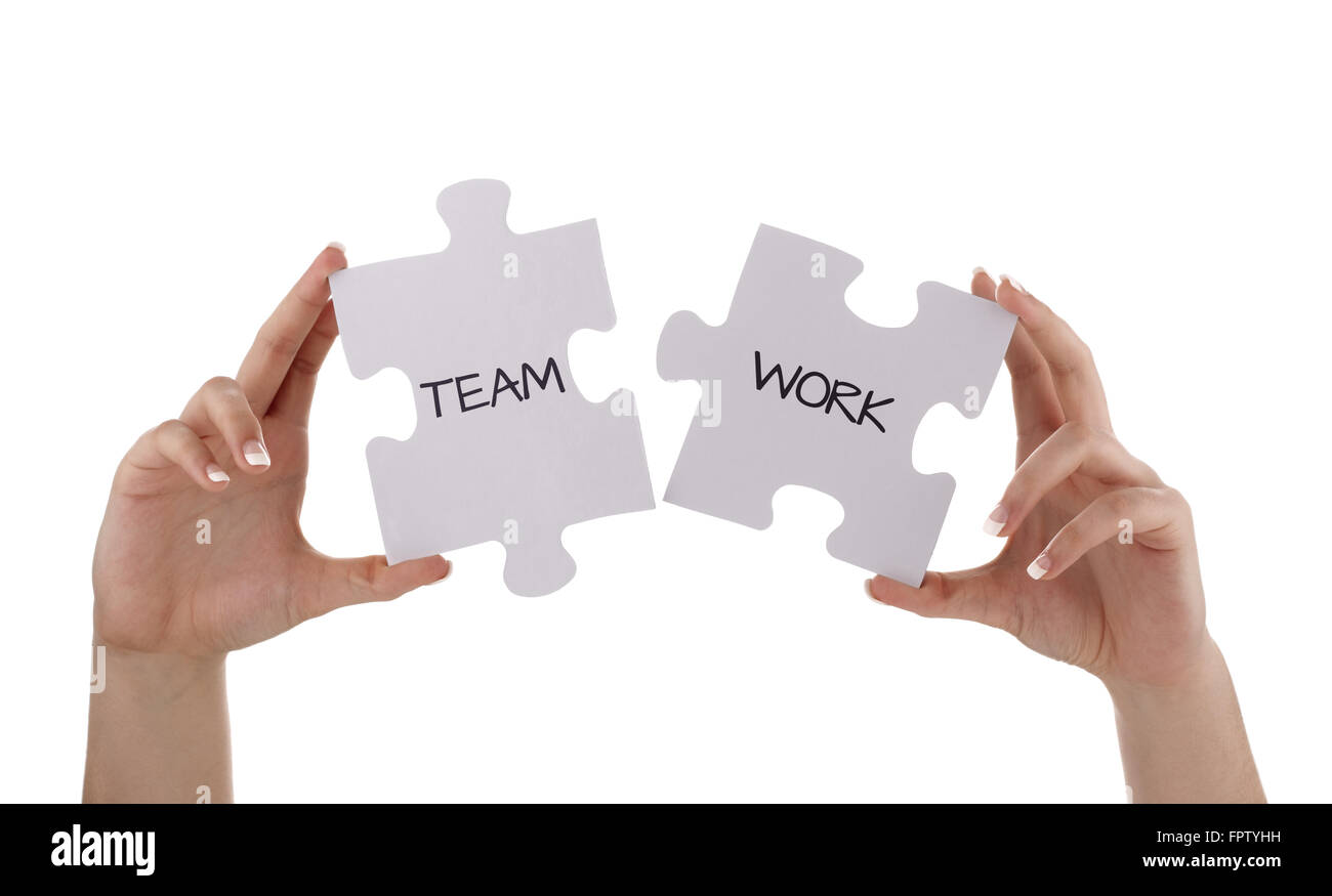 I pezzi del puzzle unendo per leggere il concetto di lavoro di squadra per unità, il team Aziende o di partenariato Foto Stock