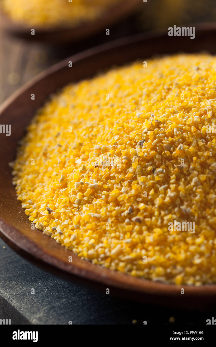 Materie organici di polenta di farina di mais in una ciotola Foto Stock