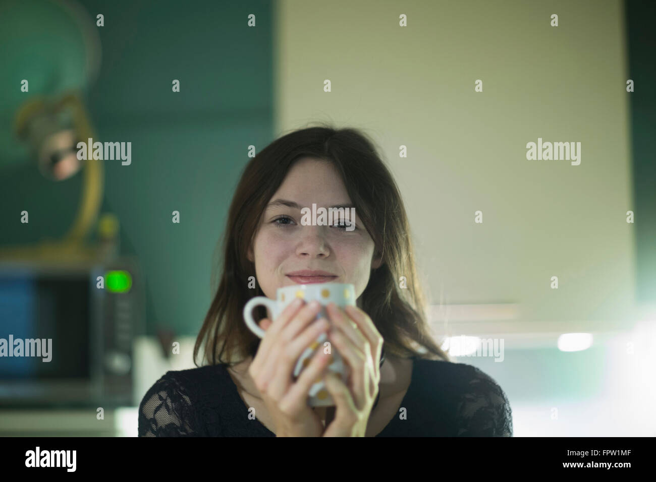 Ritratto di una imprenditrice avente una tazza di caffè in un ufficio di Freiburg im Breisgau, Baden-Württemberg, Germania Foto Stock