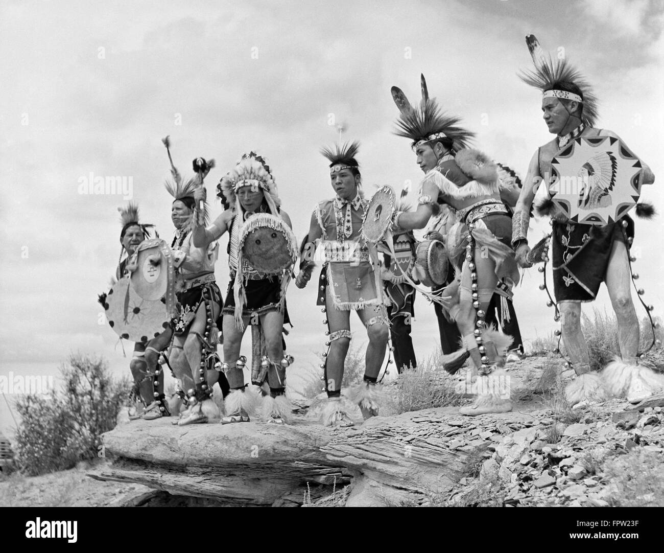 Degli anni cinquanta un gruppo di nativi americani indiano TAOS uomini di eseguire la danza al Cerimoniale Gallup Foto Stock