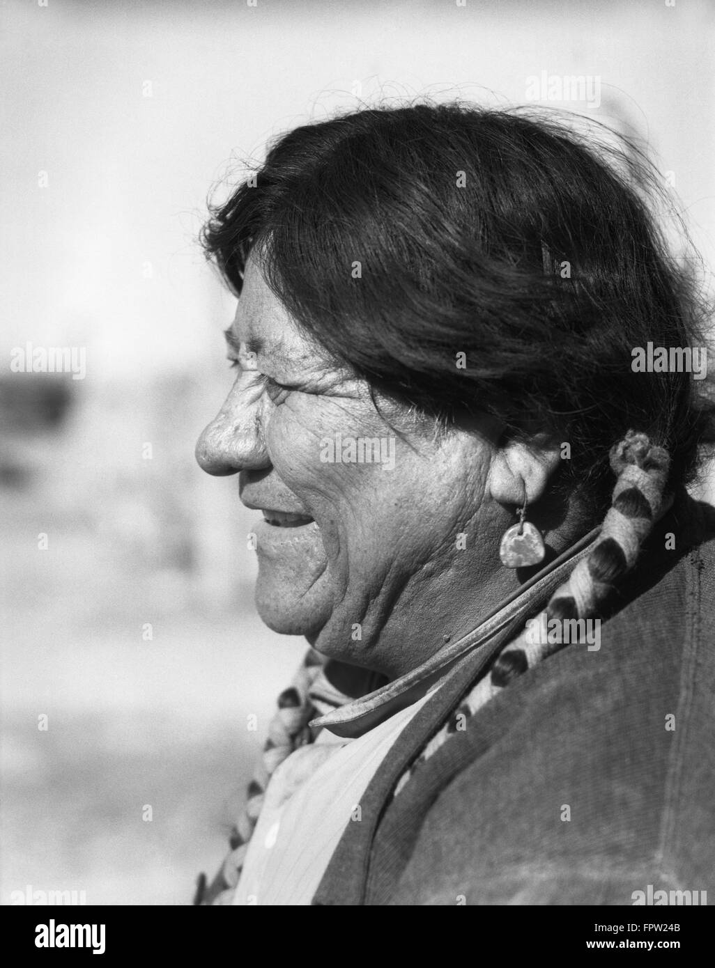 1930 Profilo ritratto sorridente Native American uomo indossare orecchini & TRECCE SAN ILDEFONSO PUEBLO NEL NUOVO MESSICO USA Foto Stock