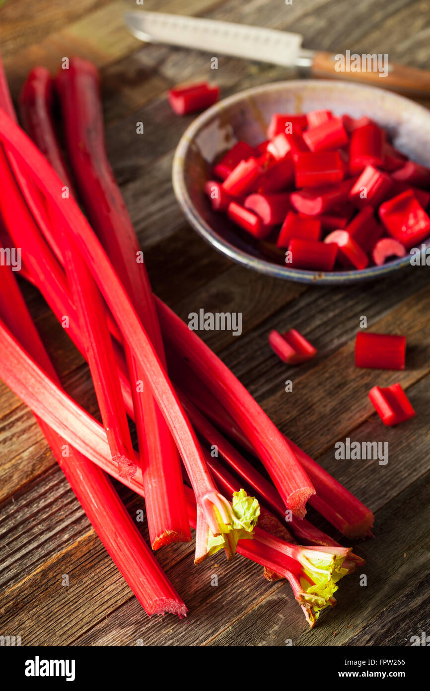 Materie organiche rabarbaro rosso pronto per l'uso Foto Stock