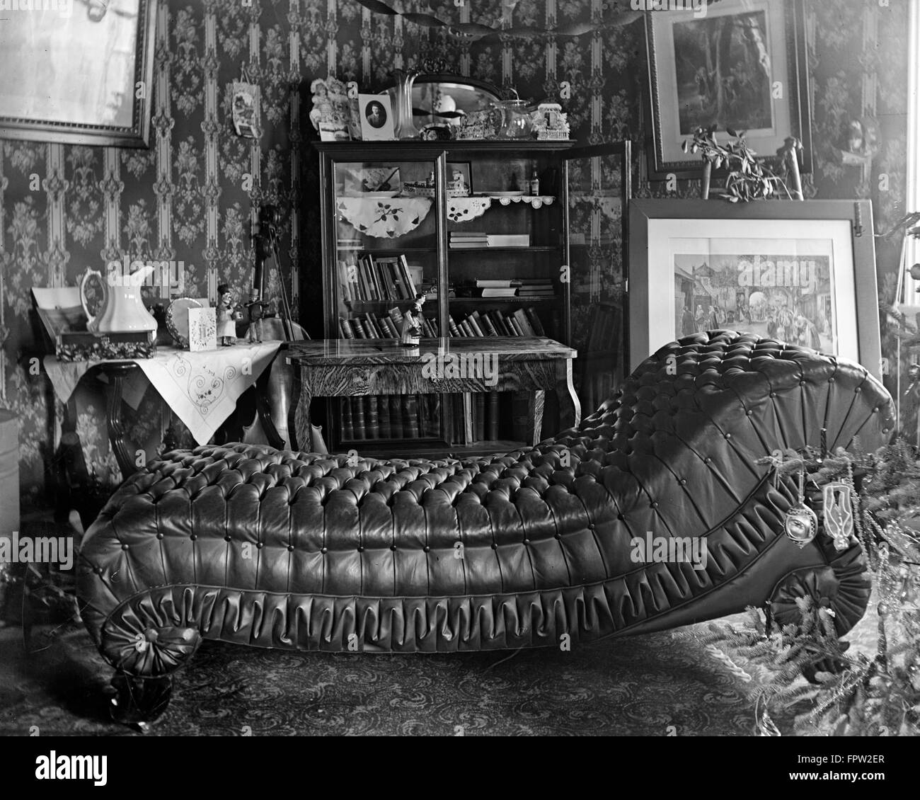 Vetro NEGATIVO DELLA PELLE TUFTED chaise lounge DAYBED LETTINO IN SALOTTO VITTORIANO Foto Stock