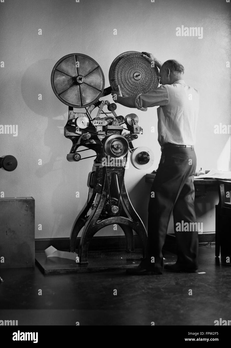 1930s uomo correre grandi Specialty etichetta indirizzo macchina da stampa che può stampare 125 000 nome abbonato ETICHETTE IN UN GIORNO Foto Stock