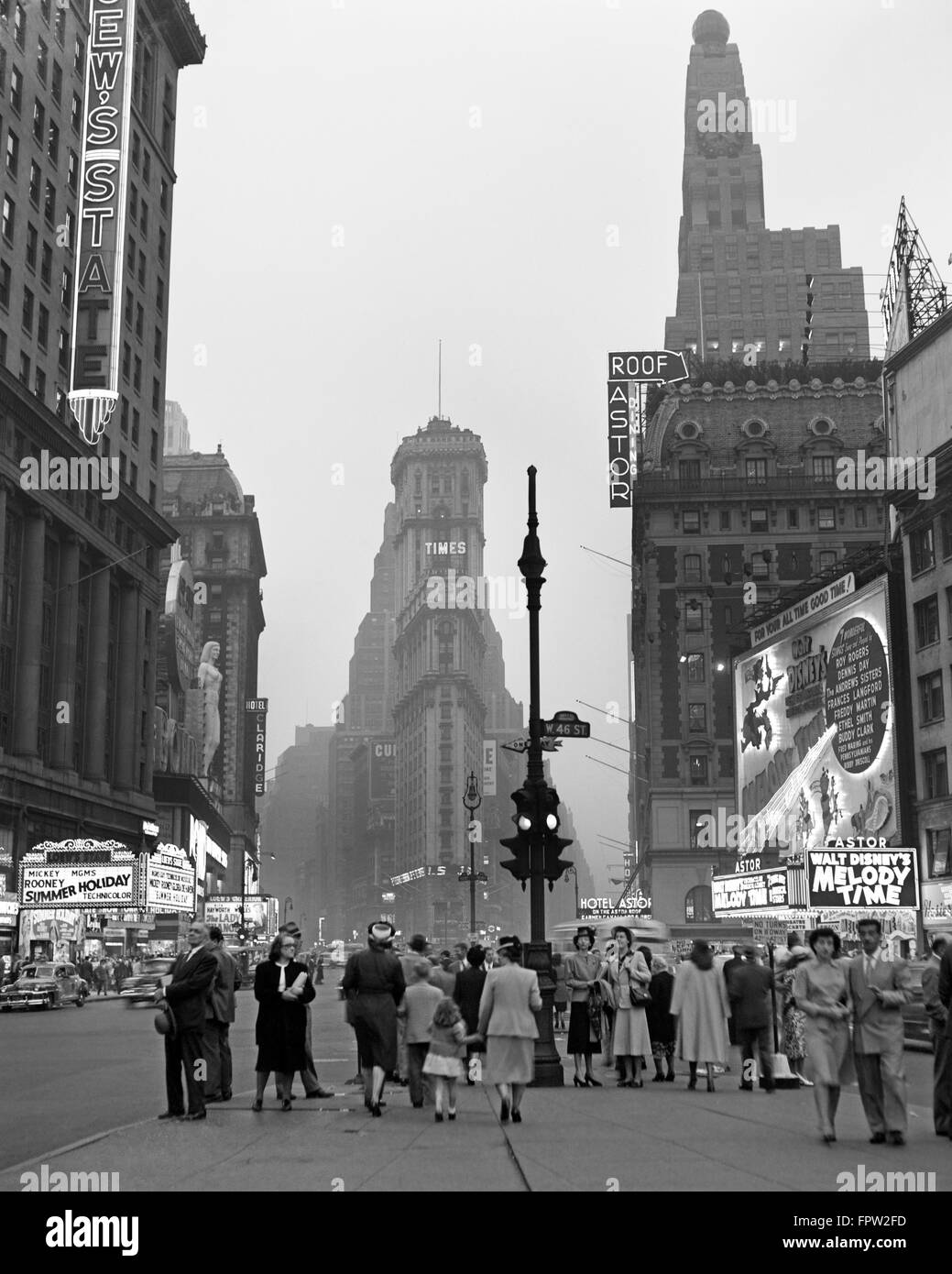 1940s TIMES SQUARE al crepuscolo notte guardando verso sud dalla Duffy piazza verso il NY Times building pedoni NEON MOVIE MARQUEES Foto Stock