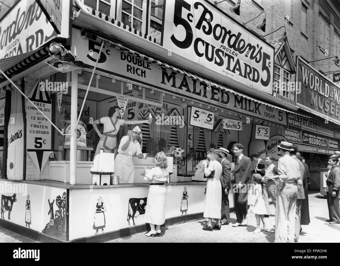 1930s BORDENS 5 cent crema congelata cavalletto con piedi conici a Coney Island New York City NY USA Foto Stock