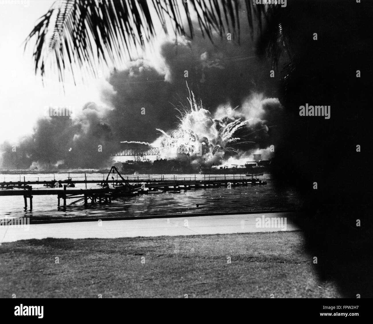 1940s bomba o artiglieria navale SHELL esplodere durante l attacco giapponese a PEARL HARBOR 7 DICEMBRE 1941 Foto Stock