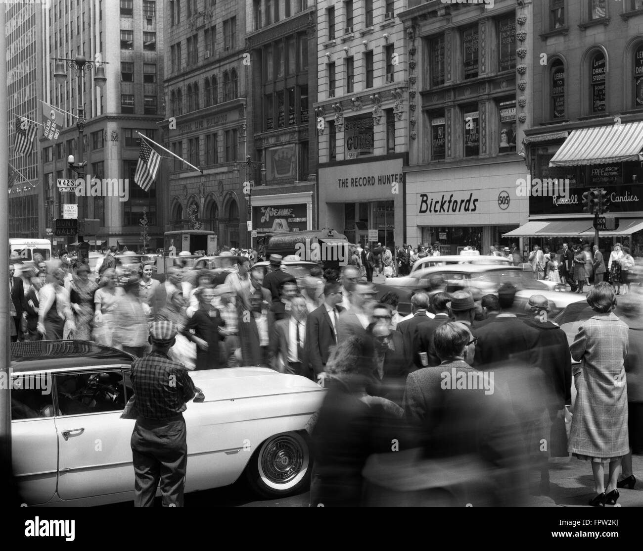 Anni Cinquanta la folla di pedoni automobili Fifth Avenue 42ND STREET NEW YORK CITY MANHATTAN la congestione urbana moto sfocata Rush Hour Foto Stock