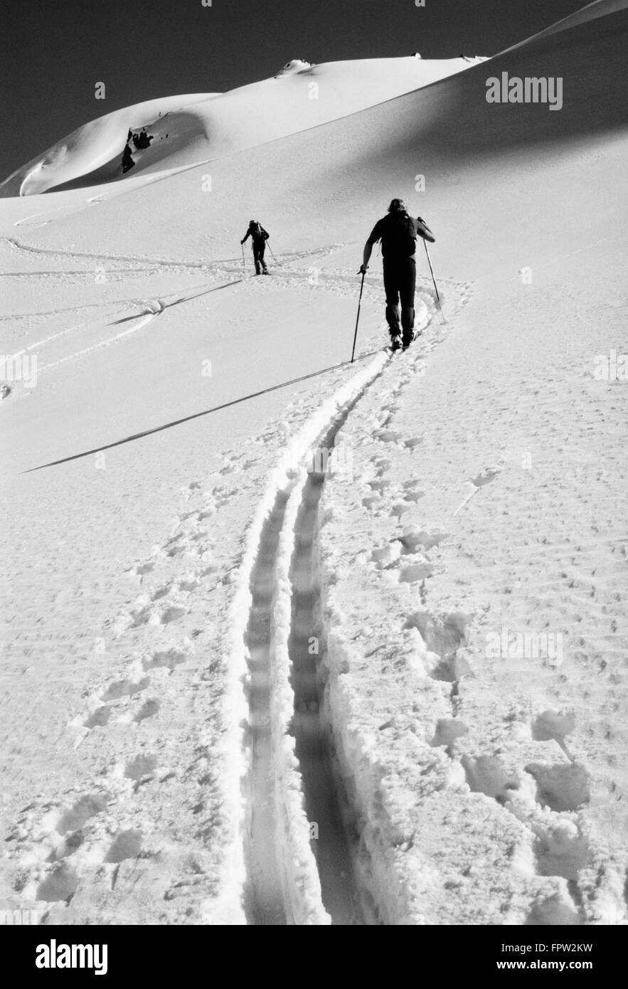 Vista posteriore di due anonimo stagliano adulti piste per lo sci di fondo IN PRIMO PIANO Foto Stock