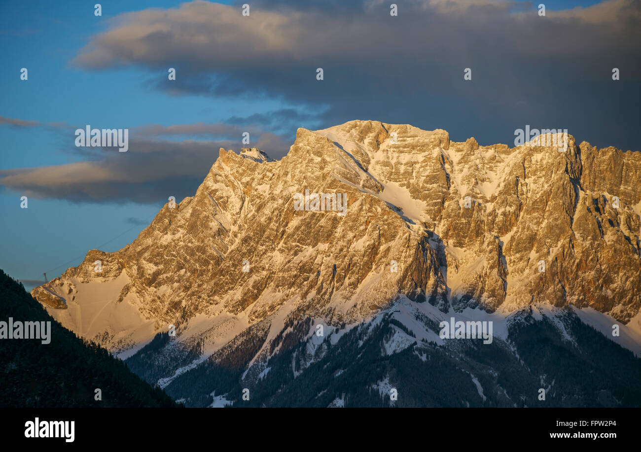 Vista panoramica dal Fernpass, da sinistra Zugspitze, Schneefernerkopf, Wetterspitzen, Tirolo, Austria Foto Stock