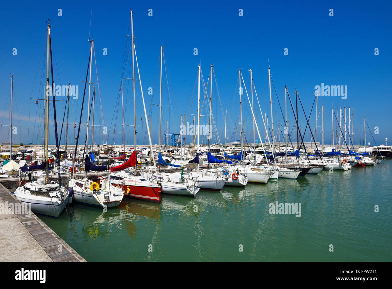 Barche a vela nel porto, Senigallia, provincia di Ancona, Marche, Italia Foto Stock