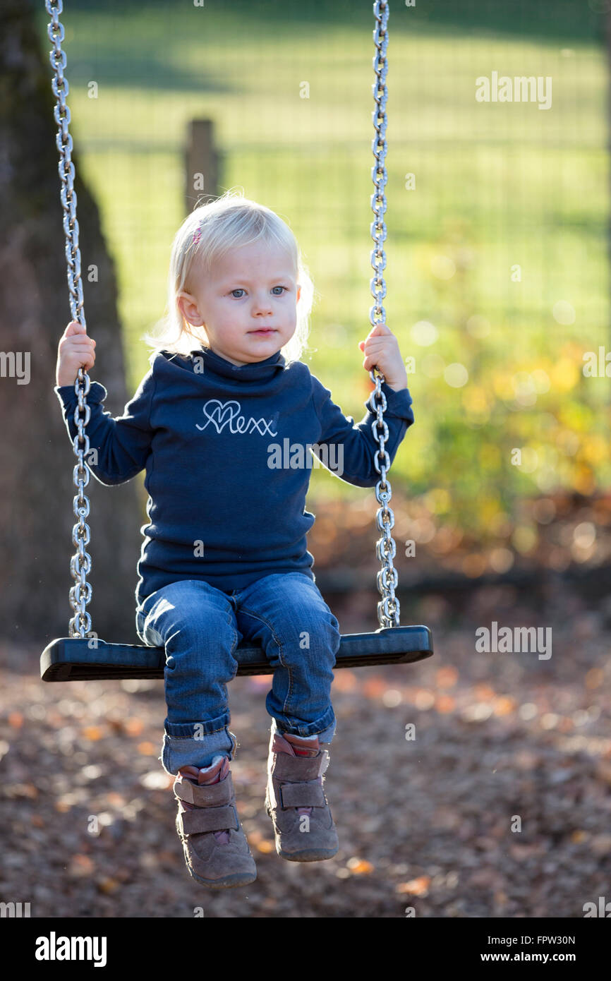 Bambino su altalena nel parco giochi, Ueberlingen, Germania Foto Stock