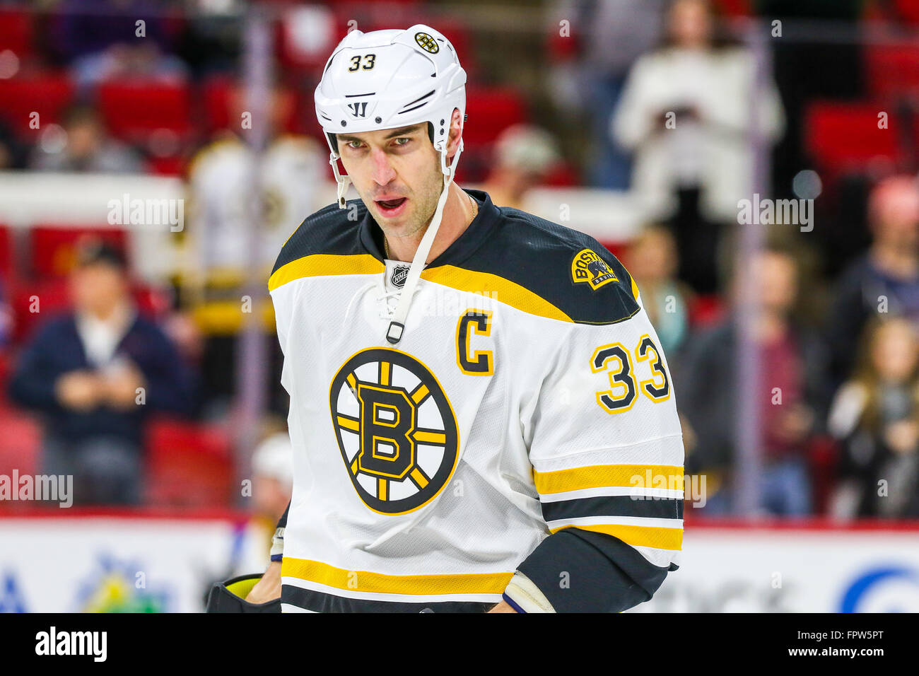 Boston Bruins defenceman Zdeno Chara (33) durante il gioco NHL tra la Boston Bruins e Carolina Hurricanes al PNC Arena. Foto Stock