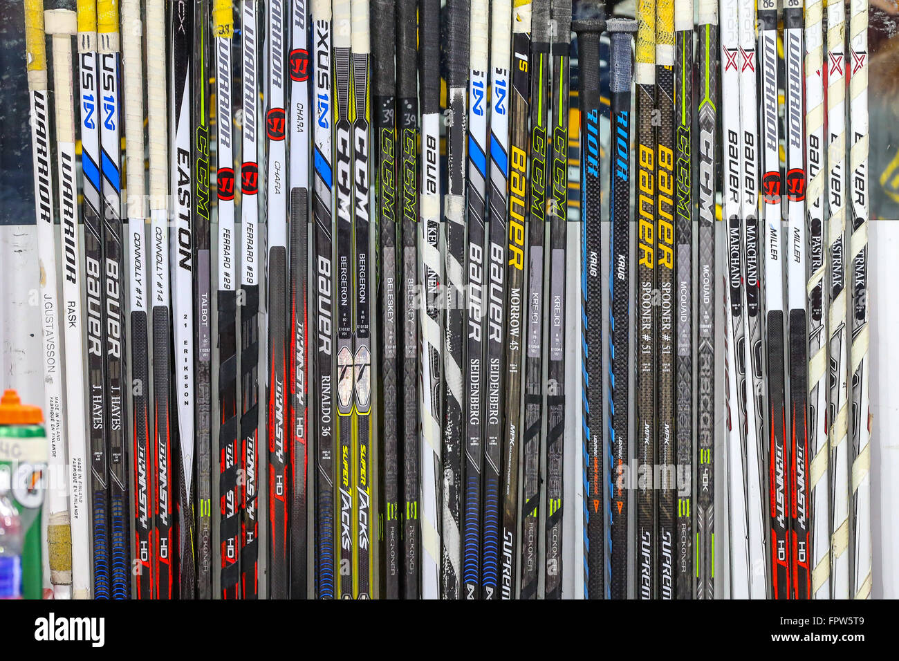 Boston Bruins bastoni da hockey durante il gioco NHL tra la Boston Bruins e Carolina Hurricanes al PNC Arena. Foto Stock