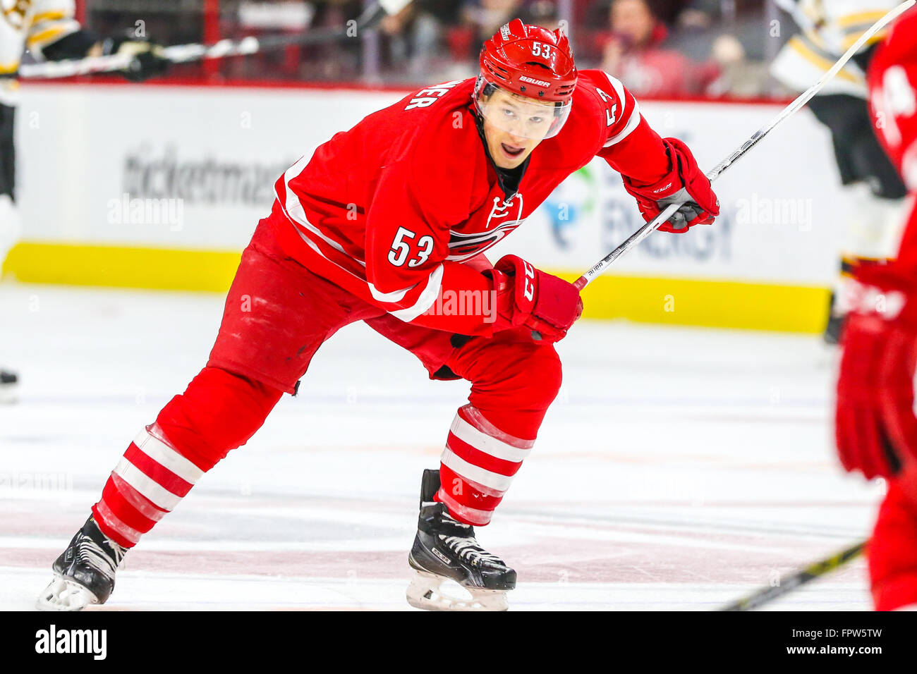 Carolina Hurricanes ala sinistra Jeff Skinner (53) durante il gioco NHL tra la Boston Bruins e Carolina Hurricanes al PNC Arena. Foto Stock