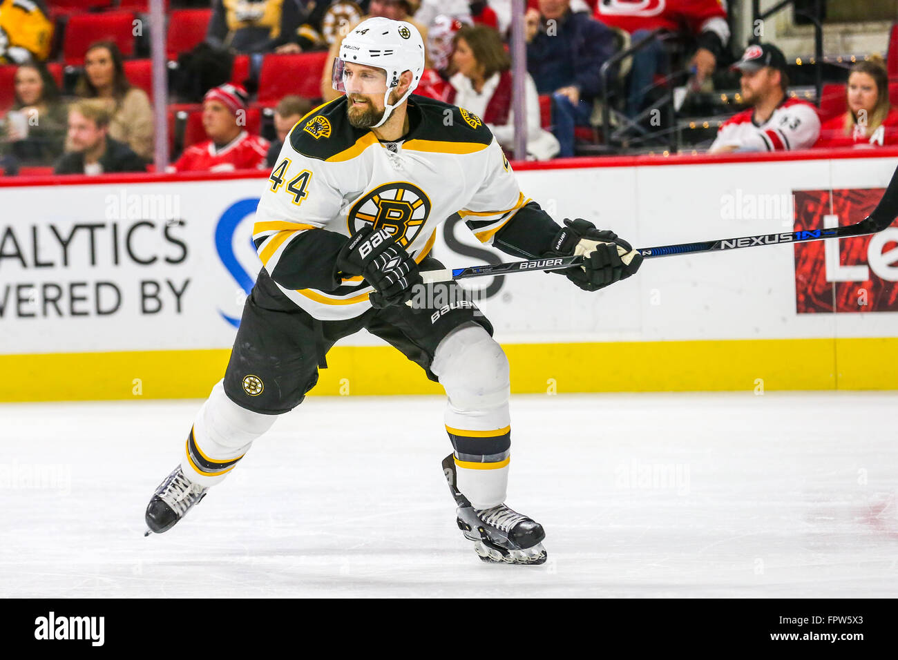 Boston Bruins defenceman Dennis Seidenberg (44) durante il gioco NHL tra la Boston Bruins e Carolina Hurricanes al PNC Arena. Foto Stock