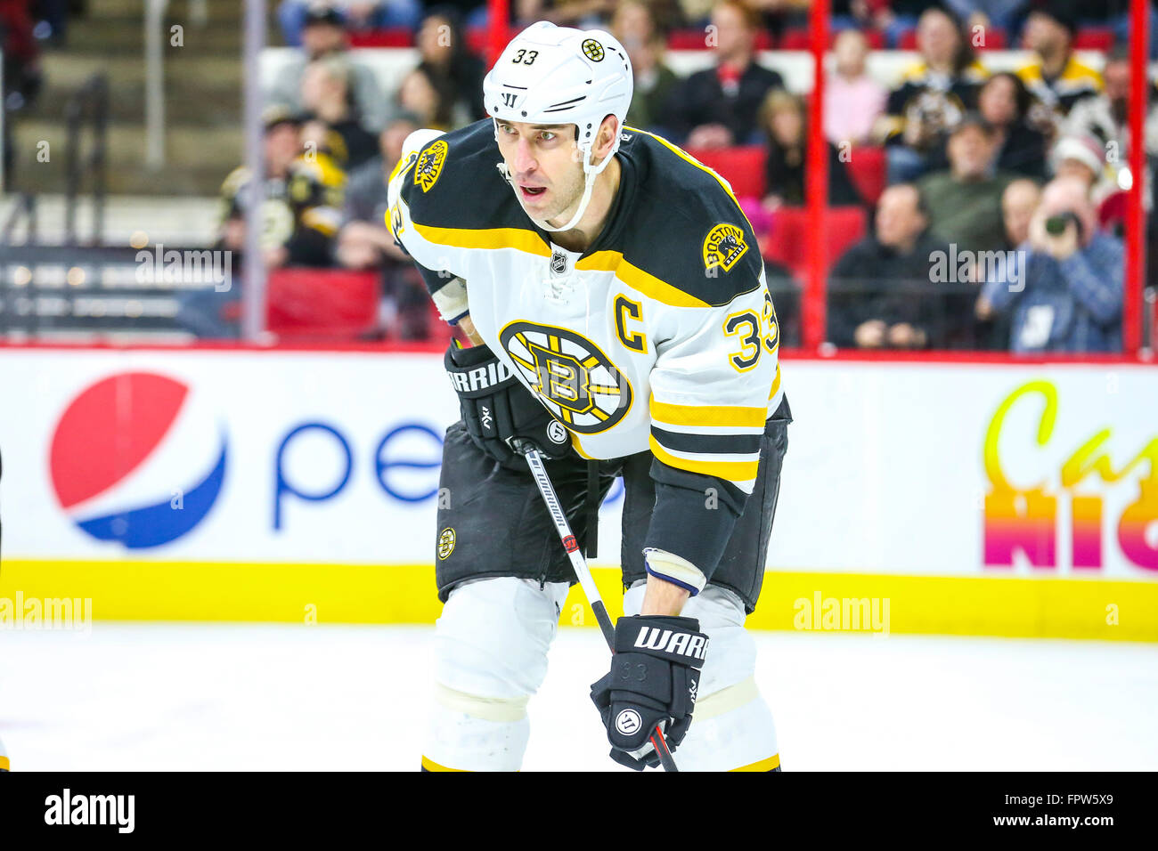 Boston Bruins defenceman Zdeno Chara (33) durante il gioco NHL tra la Boston Bruins e Carolina Hurricanes al PNC Arena. Foto Stock