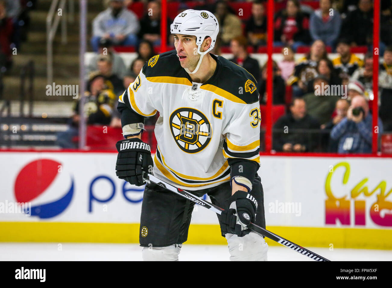 Boston Bruins defenceman Zdeno Chara (33) durante il gioco NHL tra la Boston Bruins e Carolina Hurricanes al PNC Arena. Foto Stock
