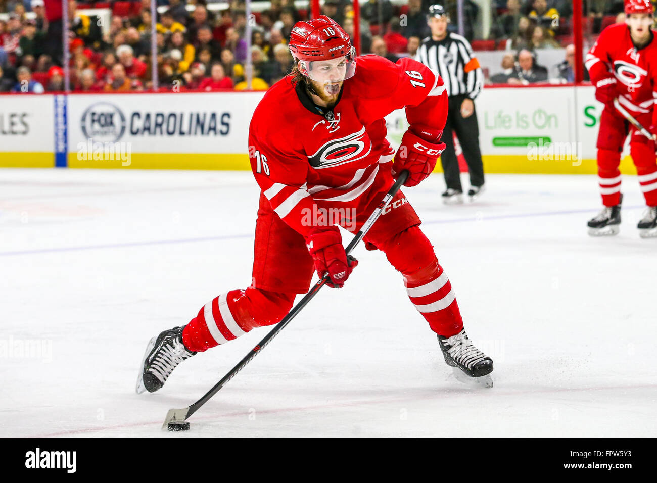 Carolina Hurricanes center Elias Lindholm (16) durante il gioco NHL tra la Boston Bruins e Carolina Hurricanes al PNC Arena. Foto Stock