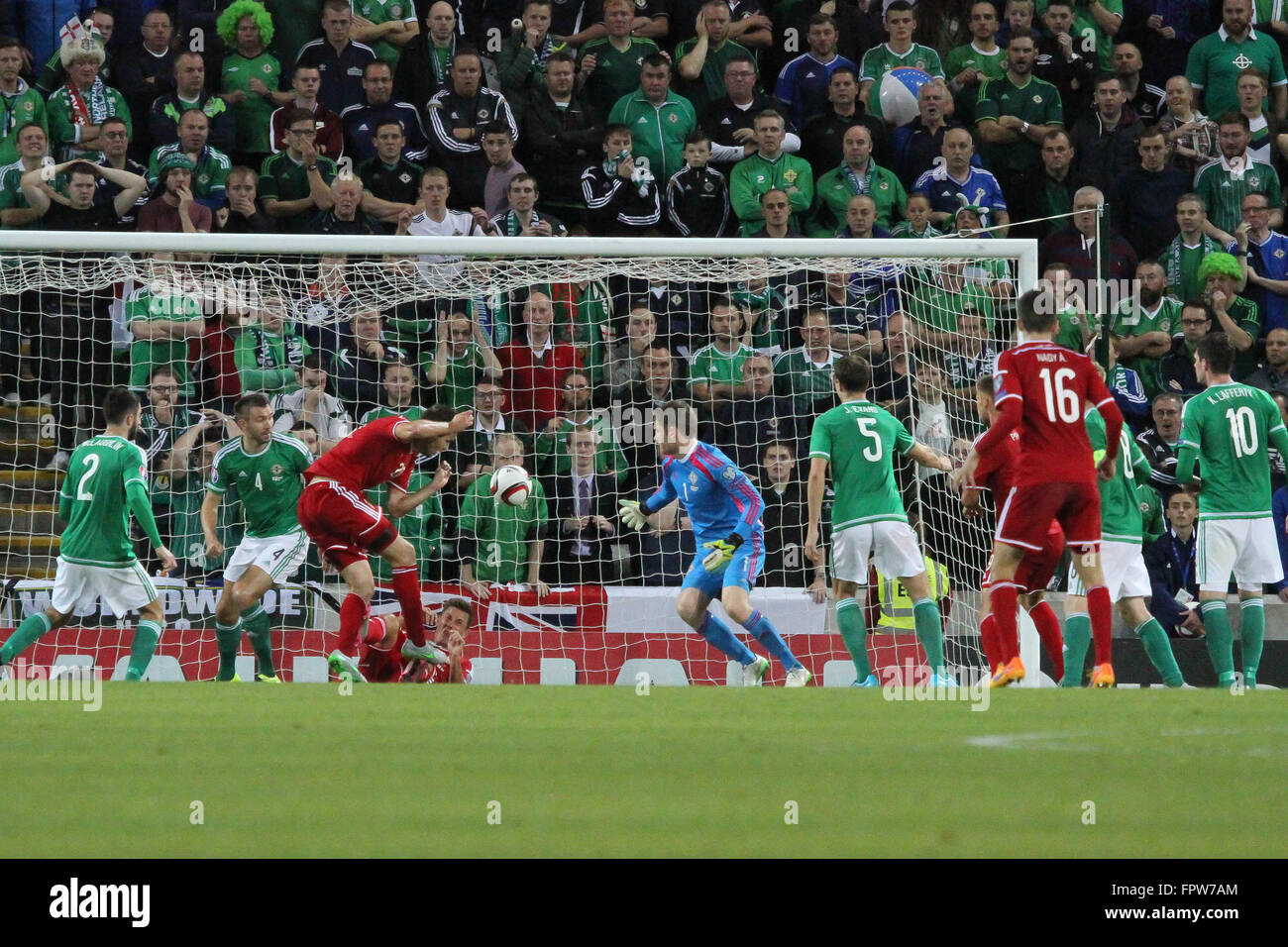 07 Sett 2015 - Euro 2016 Qualifier - Gruppo F - Irlanda del Nord 1 Ungheria 1. Ungheria Richárd Guzmics (20) reti il suo lato dell'obiettivo. Foto Stock