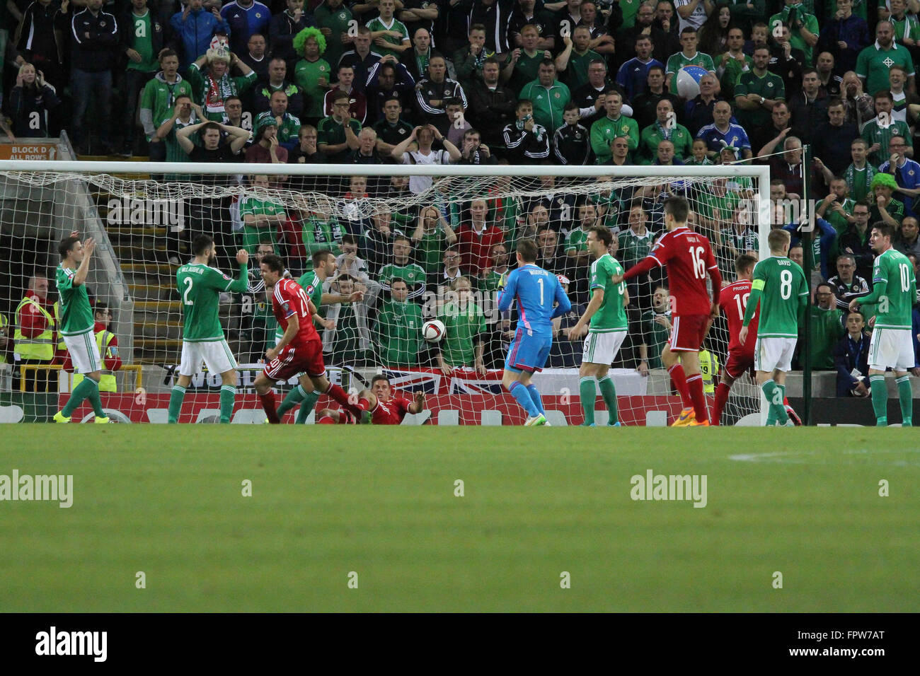 07 Sett 2015 - Euro 2016 Qualifier - Gruppo F - Irlanda del Nord 1 Ungheria 1. Ungheria Richárd Guzmics (20) gira a celebrare dopo il punteggio. Foto Stock