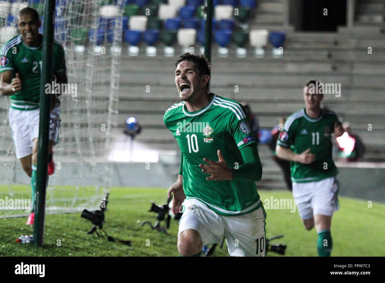 07 Sett 2015 - Euro 2016 Qualifier - Gruppo F - Irlanda del Nord 1 Ungheria 1. Irlanda del Nord il riscontro Kyle Lafferty (10) celebra il suo fine equalizzatore. Foto Stock