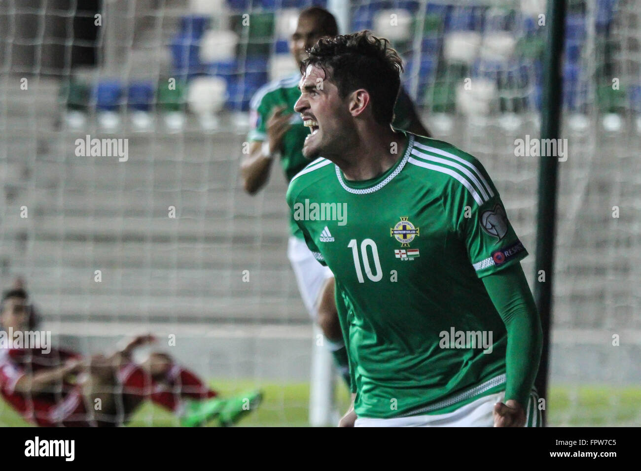 07 Sett 2015 - Euro 2016 Qualifier - Gruppo F - Irlanda del Nord 1 Ungheria 1. Irlanda del Nord il riscontro Kyle Lafferty (10) celebra il suo fine equalizzatore. Foto Stock