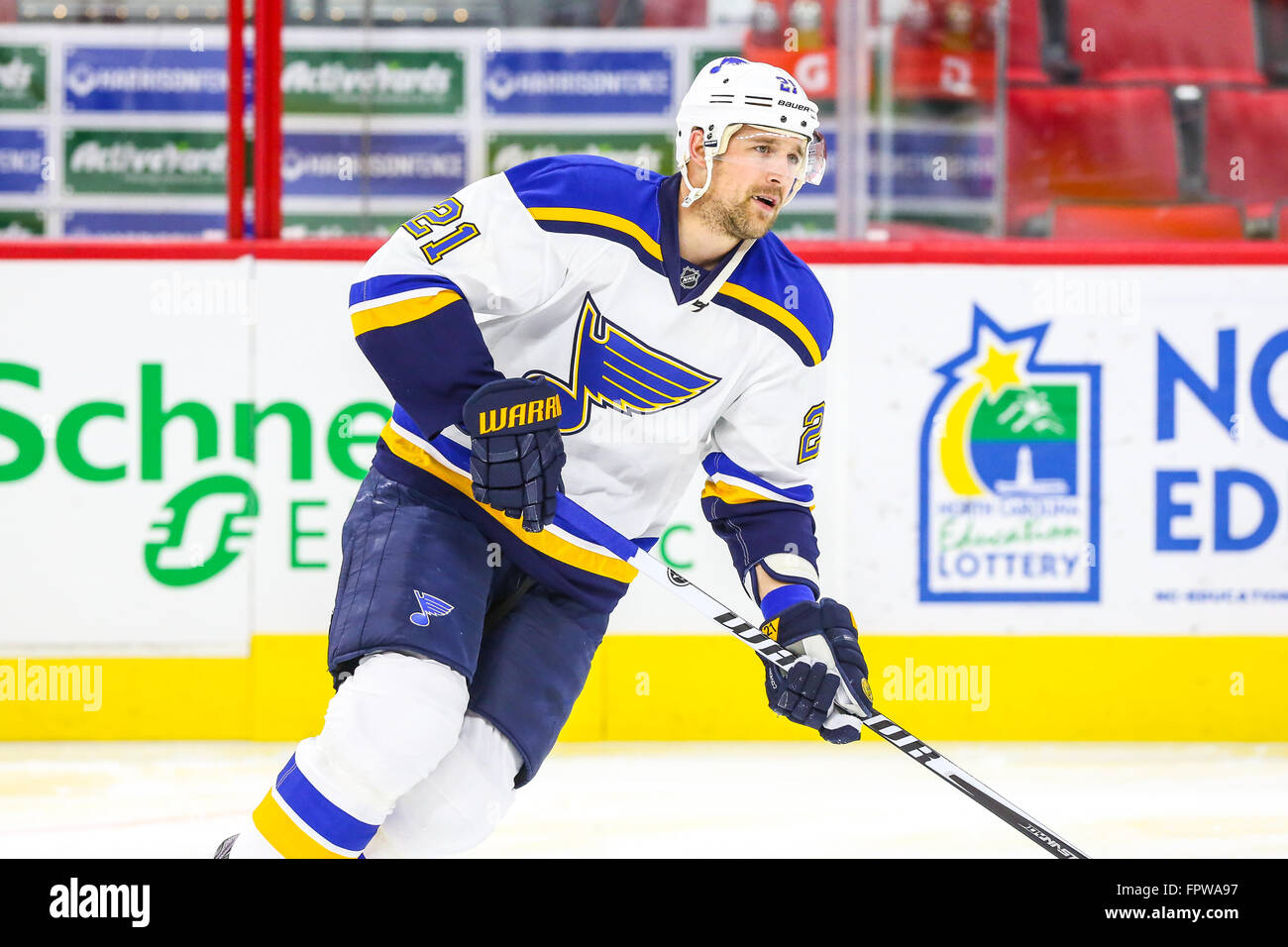 Louis Blues centro Patrik Berglund (21) durante il gioco NHL tra la St Louis Blues e Carolina Hurricanes al PNC Arena. Foto Stock